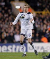 Fussball Champions League  Saison 2010/2011: Peter Crouch (Tottenham) am Ball