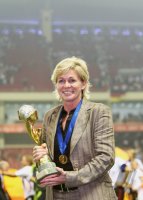 Fussball International Frauen Weltmeisterschaft  FINALE: Trainerin Neid (GER) mit WM Pokal