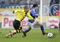Fussball 1. Bundesliga: Schalke - Dortmund, Zweikampf