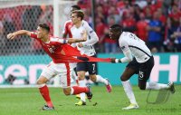 Fussball International Europameisterschaft 2016: Granit Xhaka (Schweiz) mit zerrissenem Trikot