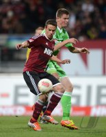 Fussball 1. Bundesliga, Saison 2012/2013: Markus Feulner (li, 1 FC Nuernberg) gegen Alexander Madlung (VfL Wolfsburg)
