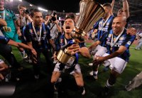 FUSSBALL SERIE A:  JUBEL mit POKAL Yuto Nagatomo (Inter Mailand)