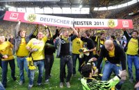 Fussball 1. Bundesliga : Borussia Dortmund  Fans mit der Bande DEUTSCHER MEISTER im Signal Iduna Park