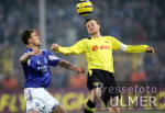 Fussball 1. Bundesliga: Dortmund - Schalke, Zweikampf