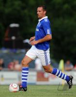 FUSSBALL, 1. BUNDESLIGA, SAISON 2010/2010: Schalke: METZELDER Einzelaktion