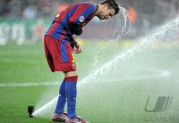 Fussball Champions League Finale 2011: WASSERDUSCHE fuer Gerard Pique (Barca)