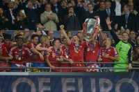 Fussball Champions League Finale 2013:  JUBEL Bastian Schweinsteiger (FC Bayern Muenchen) mit Pokal