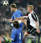 Fussball Testspiel: Deutschland - Russland, Zweikampf