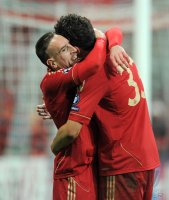 Fussball CHL  Saison 2011/2012:  JUBEL nach dem Tor Franck Ribery (li,) mit Mario Gomez (FC Bayern Muenchen)