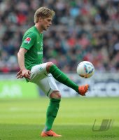 Fussball 1. Bundesliga, Saison 2011/2012: Florian Trinks (SV Werder Bremen) Einzelaktion am Ball