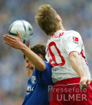 Fussball 1. Bundesliga: Schalke - Hamburg, Zweikampf