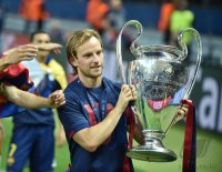 Fussball Champions League Finale 2015: JUBEL Ivan Rakitic mit CHL Pokal
