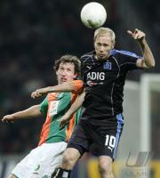 Fussball 1. Bundesliga: Bremen - Hamburg, Zweikampf