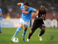 FUSSBALL SERIE A:  Cavani  (li, Napoli) gegen Clarence Seedorf (re, AC Mailand)