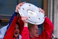 Fussball: Jens Jeremies und  Oliver Kahn jubeln  mit Meisterschale