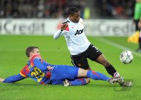 Fussball CHL  Saison 2011/2012: Fabian Frei (li, FC Basel) gegen Patrice Evra (Manchester United FC)