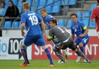 Fussball U21-Europameisterschaft 2011:  (v. li.) Kolbeinn Sigthorsson (Island) gegen Holmar Oern Eyjolfsson (Island) gegen Yann Sommer (Schweiz) gegen Bjarni Vidarsson (Island)