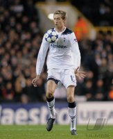 Fussball Champions League  Saison 2010/2011: Peter Crouch (Tottenham) am Ball