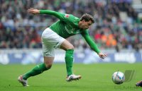 Fussball 1. Bundesliga, Saison 2011/2012: Sebastian Boenisch (SV Werder Bremen) Einzelaktion am Ball