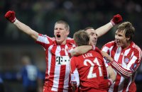 Fussball CHL  Saison 2010/2011: Bayern JUBEL nach dem TOR zum 0:1, Bastian Schweinsteiger, Philipp Lahm, Franck Ribery, Holger Badstuber (v. li.)