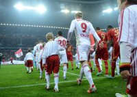 Fussball 1. Bundesliga, Saison 2012/2013:  Andre Schuerrle (Bayer 04 Leverkusen) laeuft mit den Einlaufkindern in der Allianz Arena ein