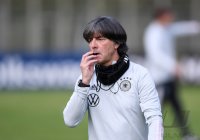 Fussball Training Deutsche Nationalmannschaft in Stuttgart: Trainer Joachim Loew (Deutschland)