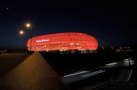 Fussball 1. Bundesliga: ALLIANZ ARENA, Aussenansicht mit Roter Beleuchtung