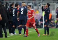 FUSSBALL  International CHL 09/10: Franck Ribery (FCB) geht nach der ROTEN KARTE vom Platz