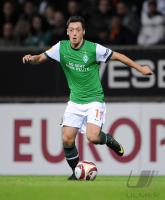 FUSSBALL, EUROPA LEAGUE GRUPPENPHASE: Bremen OEZIL am Ball