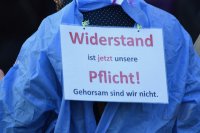 Kundgebung im Tuebinger Anlagenpark: 1200 Menschen demonstrierten gegen die einrichtungsbezogene Impfpflicht
