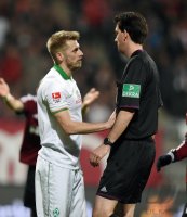 Fussball 1. Bundesliga 13/14:  Fair Play Aaron Hunt (SV Werder Bremen)