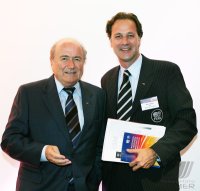 Fussball  International: FIFA Praesident Joseph S. Blatter (Schweiz) und Markus Siegler (Schweiz)