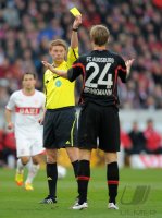 Fussball 1. Bundesliga  Saison 11/12: Schiedsrichter Christian Dingert zeigt die Gelbe Karte Daniel Brinkmann (FC Augsburg)