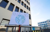 Protestplakat: People first vor dem Tuebinger biopharmazeutisches Unternehmen CureVac AG