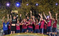 Fussball: DFB Pokal Finale: Jefferson Farfan , Alexander Baumjohann , Torwart Manuel Neuer , Benedikt Hoewedes , Joel Matip, Jose Manuel Jurado, Christoph Metzelder, Raul  (v. li., FC Schalke 04) JUBEL MIT DEM POKAL