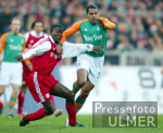 Fussball 1. Bundesliga: Bremen - Bayern, Zweikampf