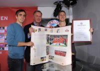 Fussball 1. Bundesliga: (v.li) Philipp Lahm, Vorstandsvorsitzender Karl Heinz Rummenigge, Bastian Schweinsteiger (FC Bayern Muenchen)