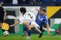 Fussball 1. Bundesliga: Schalke - Bielefeld, Zweikampf