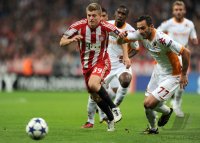 Fussball Champions League  Saison 2010/2011: Toni Kroos (li, FC Bayern Muenchen) gegen Marco Cassetti (re, AS Rom)