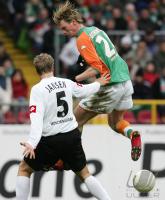 Fussball 1. Bundesliga: Bremen - Moenchengladbach, Zweikampf