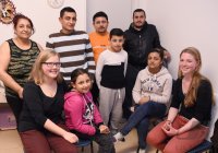 Gruppenbild der Framile Knezev in einer Fluechtlingsunterkunft