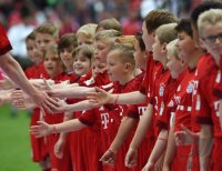 Fussball 1. Bundesliga Saison 14/15: FC Bayern Escortkids stehen Spalier