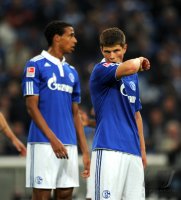 Fussball 1. Bundesliga : Joel Matip, Klaas Jan Huntelaar (v. li., FC Schalke 04)
