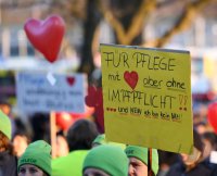 Kundgebung im Tuebinger Anlagenpark: 1200 Menschen demonstrierten gegen die einrichtungsbezogene Impfpflicht