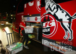 Fussball 2. Bundesliga: Koeln - Reutlingen, Zerschlagene Scheibe am Manschaftsbus