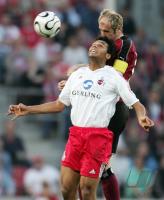 Fussball 1. Bundesliga: Koeln - Hamburg, Zweikampf