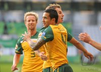 Fussball AFC Asian Cup 2011:   David Carney, Tim Cahill, Luke Wilkshire (v. li., Australien)