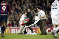 Spielszene FC Barcelona  - Real Madrid /Globalisierungsgegner