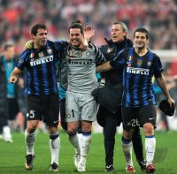 Fussball CHL  Saison 2010/2011: JUBEL mit Dejan Stankovic, Torwart Julio Cesar, Cristian Chivu (v.li., Inter Mailand)