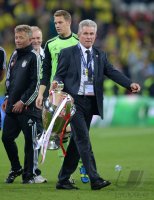Fussball Champions League Finale 2013:  Trainer Jupp Heynckes (FC Bayern Muenchen) mit Pokal